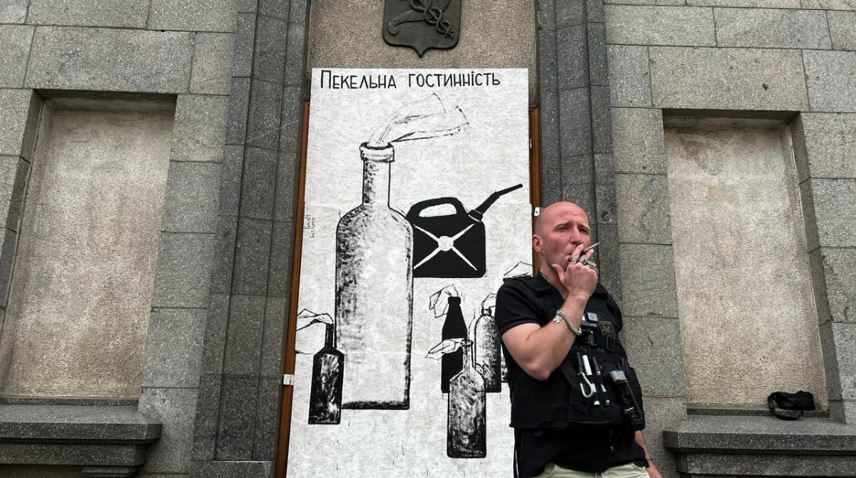 Відомий художник створює стріт-арт у напівзруйнованому Харкові - фото 1