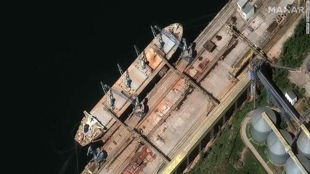 Американські супутники сфотографували кораблі Росії з викраденим українським зерном - фото 506031