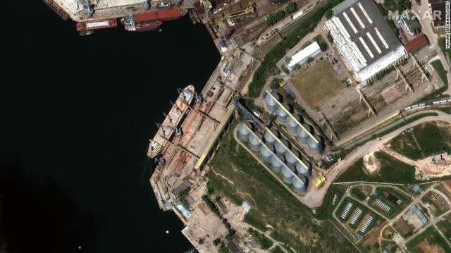 Американські супутники сфотографували кораблі Росії з викраденим українським зерном - фото 506032