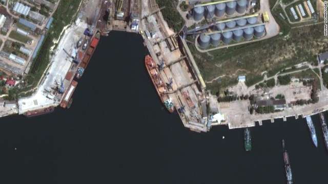 Американські супутники сфотографували кораблі Росії з викраденим українським зерном - фото 506034