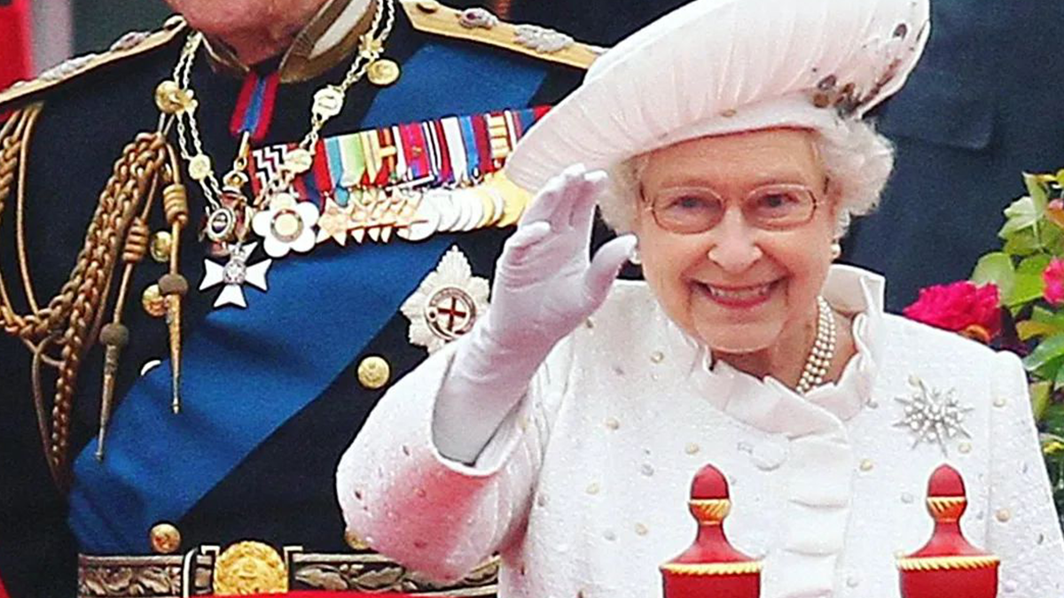 Єлизавета II вперше прибула на виставку квітів на багі