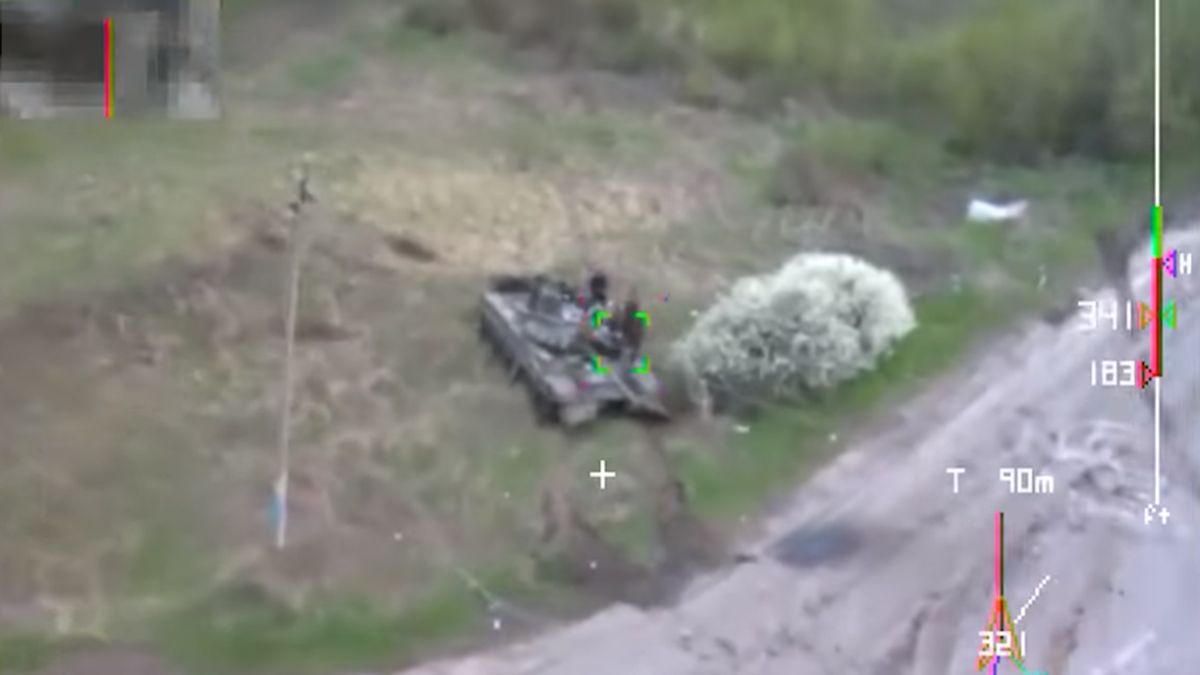 Дрон-камікадзе знищив російський танк - фото 1
