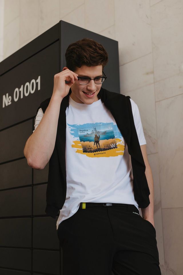 Укрпошта представила мерч із зображенням марки з тим самим потопленим російським кораблем - фото 506121