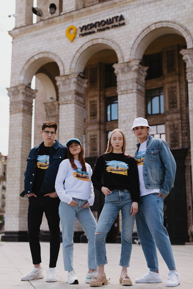 Укрпошта представила мерч із зображенням марки з тим самим потопленим російським кораблем - фото 506122