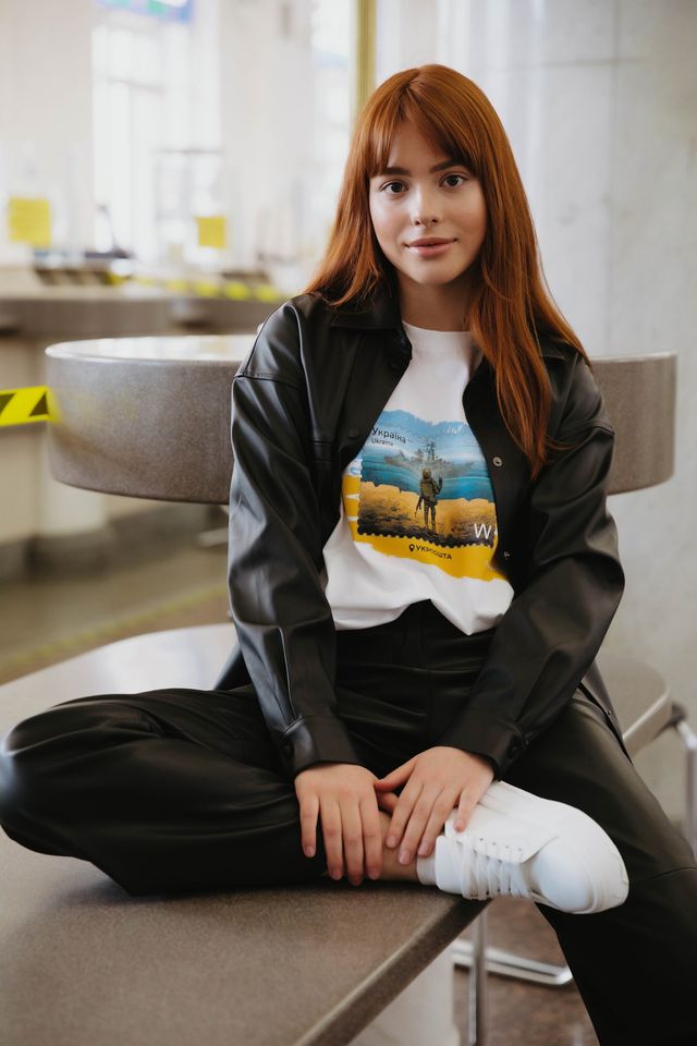 Укрпошта представила мерч із зображенням марки з тим самим потопленим російським кораблем - фото 506123