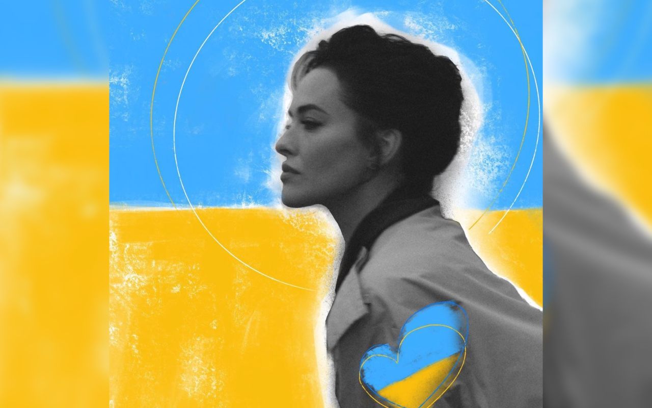 Даша Астаф'єва знялася для Playboy: зверніть увагу на газету у її руках