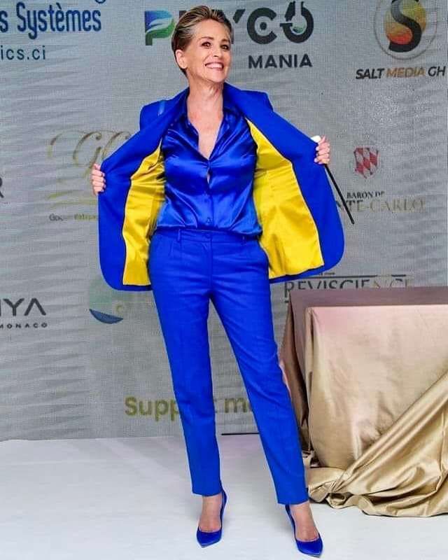 Шерон Стоун підтримала Україну в Каннах, одягнувши синьо-жовтий костюм - фото 506178