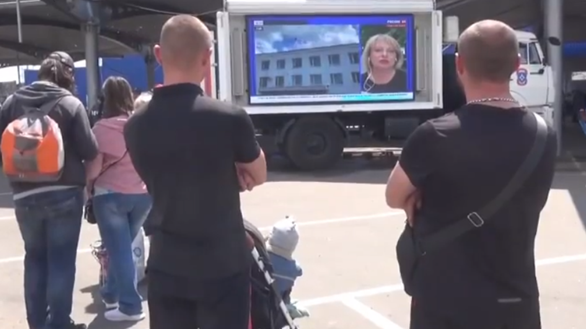 У Маріуполі їздить авто з телевізором, по якому показують "правдиві" новини - фото 1