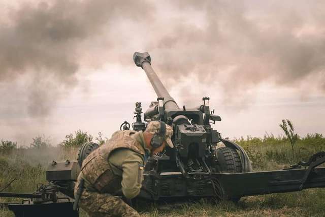 Українські військові показали гаубицю FH70 у роботі на передовій: фотозвіт від Генштабу - фото 506185