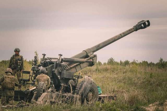 Українські військові показали гаубицю FH70 у роботі на передовій: фотозвіт від Генштабу - фото 506186
