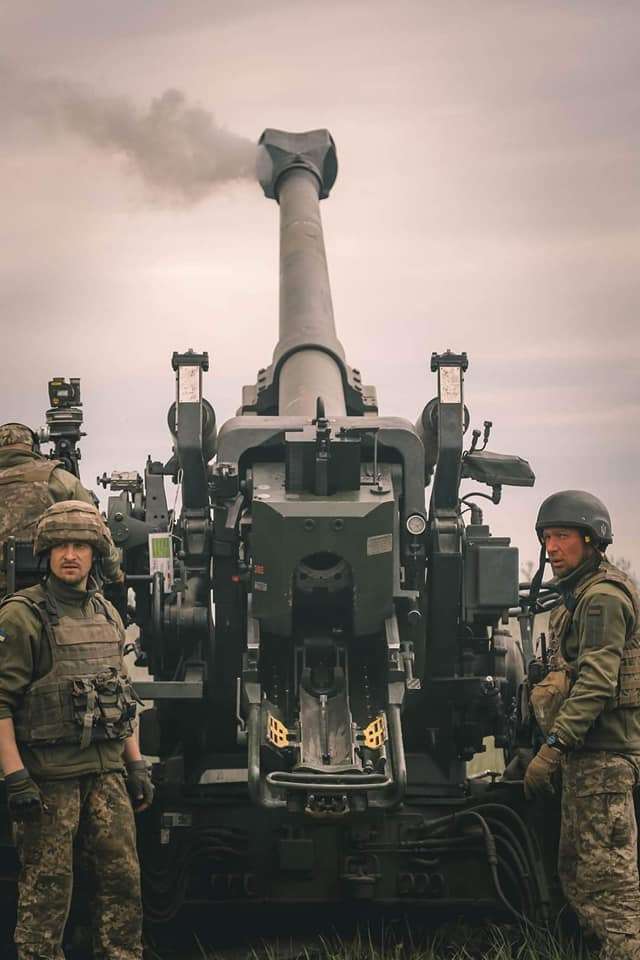 Українські військові показали гаубицю FH70 у роботі на передовій: фотозвіт від Генштабу - фото 506188