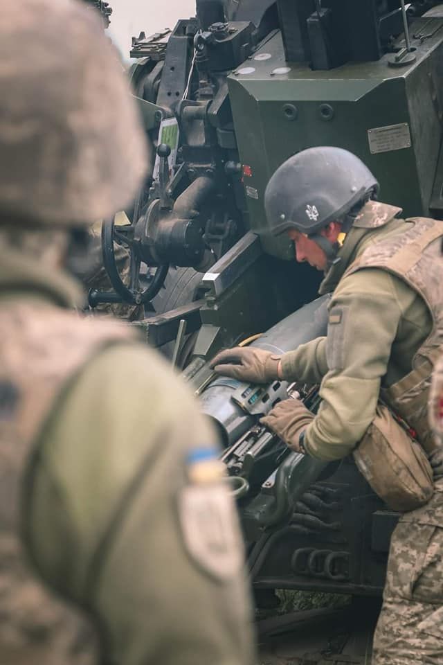 Українські військові показали гаубицю FH70 у роботі на передовій: фотозвіт від Генштабу - фото 506189
