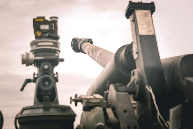 Українські військові показали гаубицю FH70 у роботі на передовій: фотозвіт від Генштабу - фото 506191