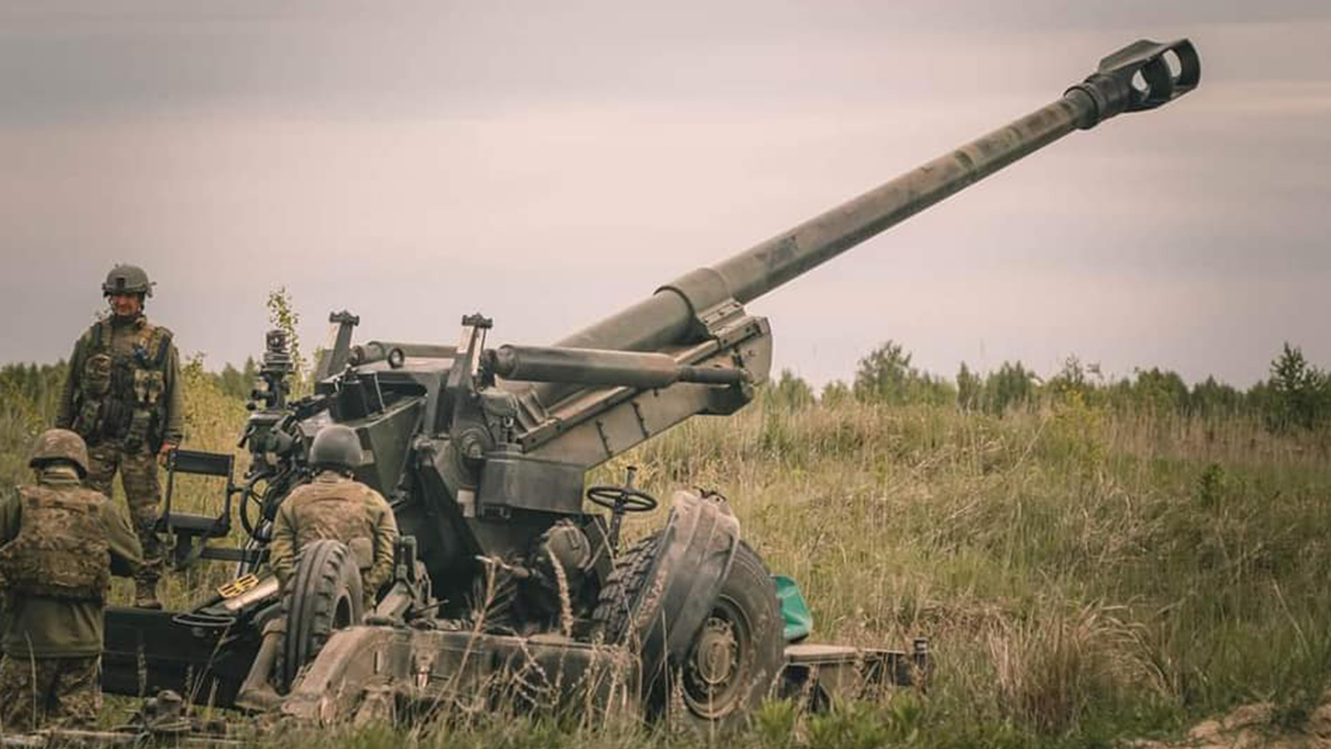 Українські військові показали гаубицю FH70 у роботі на передовій: фотозвіт від Генштабу