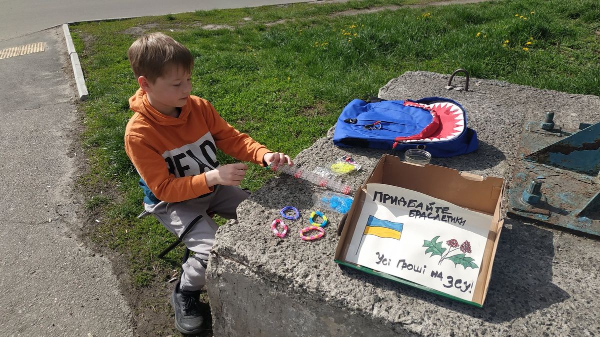 Хлопчик виготовляє браслети, а гроші від їх продажу передає ЗСУ - фото 1