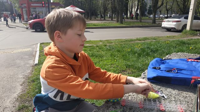 10-річний харків'янин продавав браслети та зібрав для ЗСУ 7 тисяч гривень - фото 506290