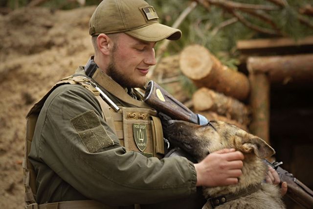 Нацгвардієць на Київщині знайшов собі чотирилапого друга: зворушлива історія - фото 506300