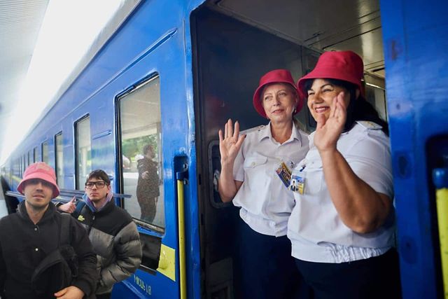 Пасажири Стефанія Експреса можуть отримати панамку з автографами KALUSH Orchestra - фото 506306