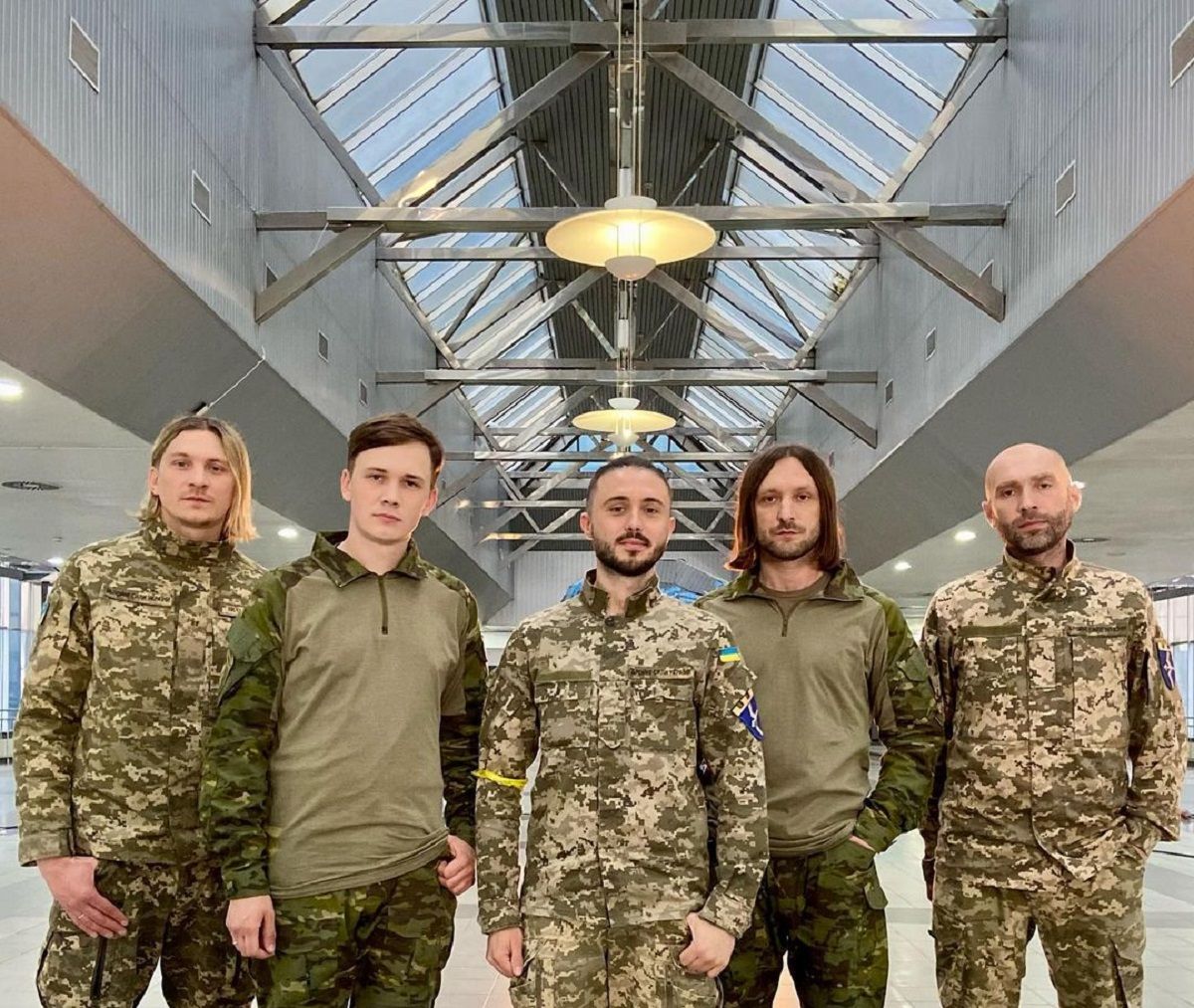 Місце, де тисячі українців рятуються від війни: Антитіла виступили на вокзалі у Києві