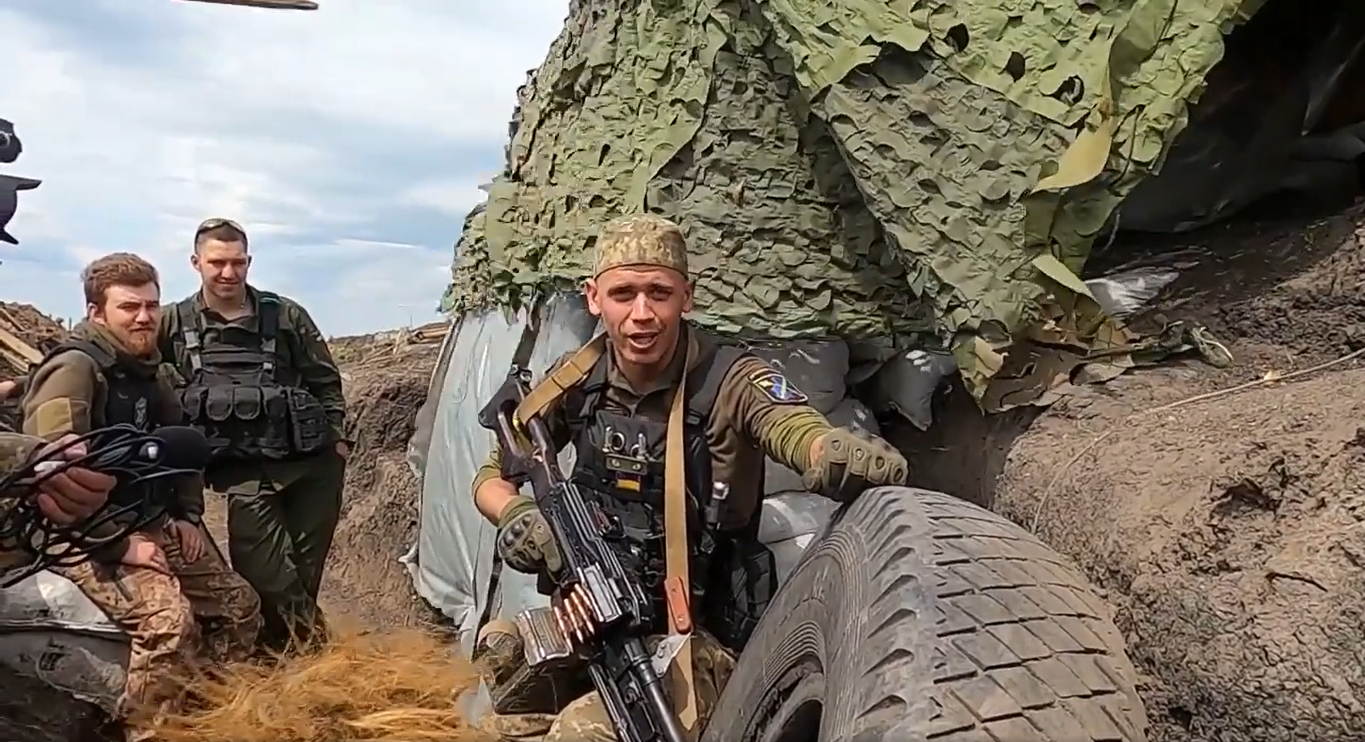 "Ой у морі Чорному та й "Москва" горить": нацгвардієць захопив піснею на полі бою