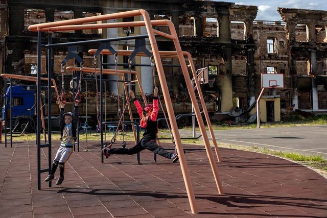 Замість останнього дзвоника – сирени: Зеленський показав моторошні фото зруйнованих шкіл - фото 506446