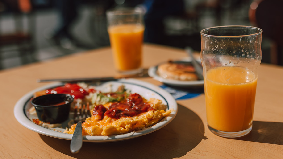 Сніданок за 10 хвилин: як приготувати смачний омлет, якщо вдома немає яєць і молока