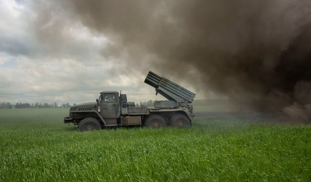 Дивіться, як українські артилеристи атакують ворога: серія фото - фото 506501