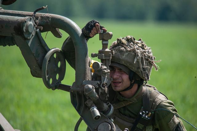 Дивіться, як українські артилеристи атакують ворога: серія фото - фото 506507