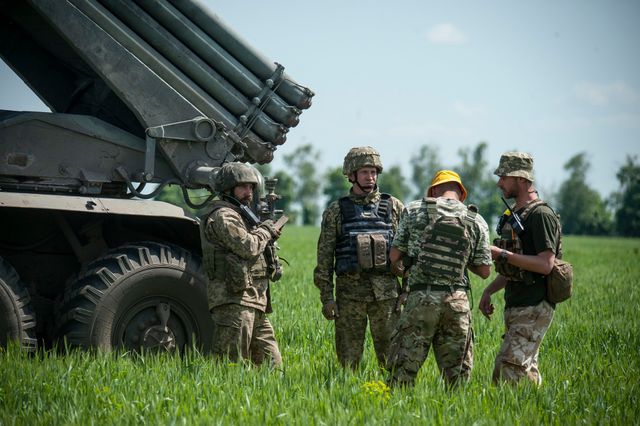 Дивіться, як українські артилеристи атакують ворога: серія фото - фото 506512