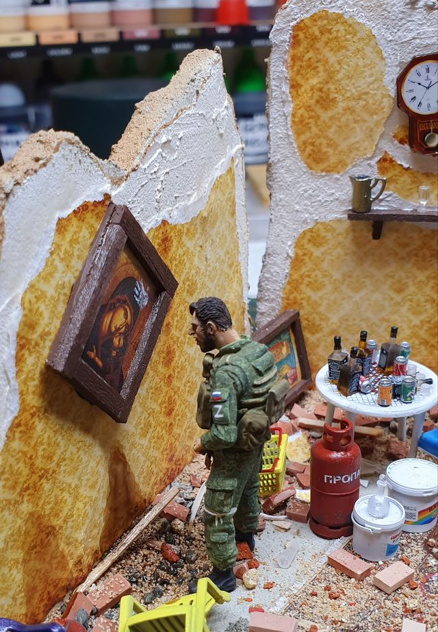 Литовець створив мініатюру російських мародерів, і анонсував аукціон на підтримку України - фото 506590