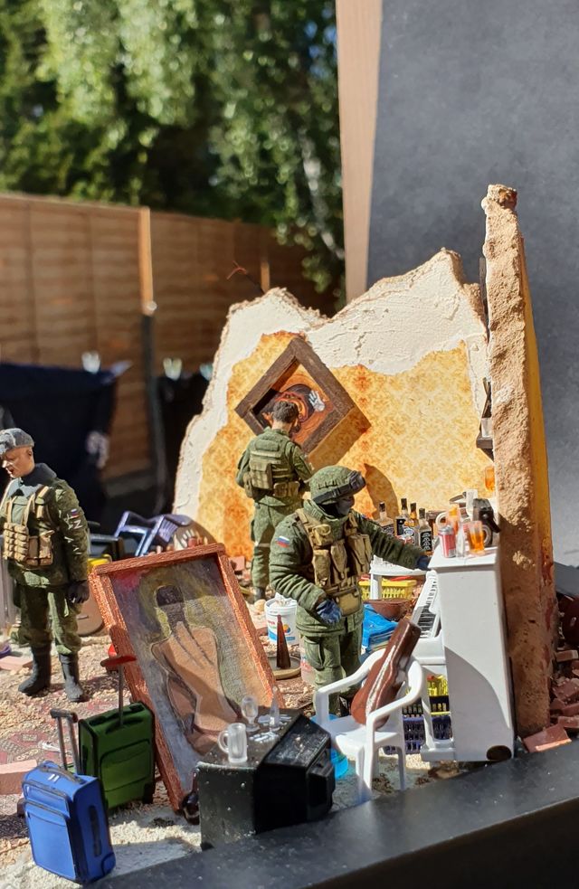 Литовець створив мініатюру російських мародерів, і анонсував аукціон на підтримку України - фото 506591