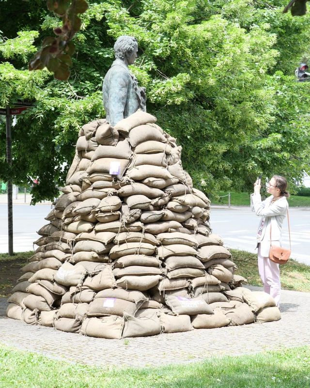 У Празі 'захистили' пам'ятник Шевченку, а у Вроцлаві запустили жовто-синій трамвай - фото 506594