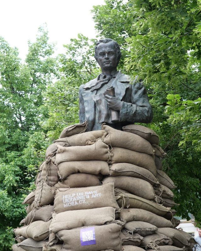 У Празі 'захистили' пам'ятник Шевченку, а у Вроцлаві запустили жовто-синій трамвай - фото 506596