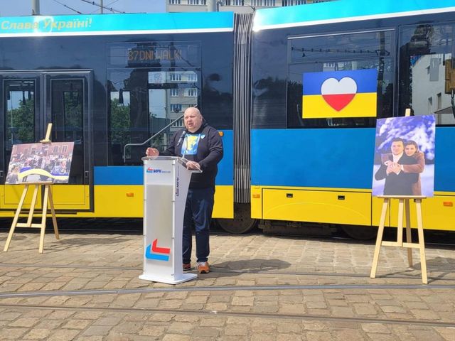 У Празі 'захистили' пам'ятник Шевченку, а у Вроцлаві запустили жовто-синій трамвай - фото 506597