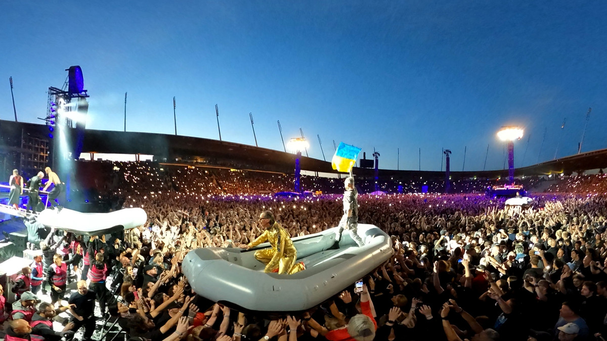 Гурт Rammstein розгорнув прапор України на сцені під час концерту в Цюріху - фото 1
