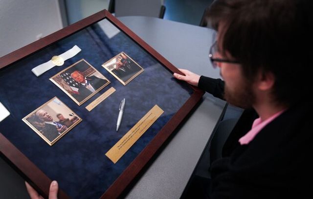 Іменну ручку Джо Байдена пустили з молотка на благодійному аукціоні в Україні - фото 506618