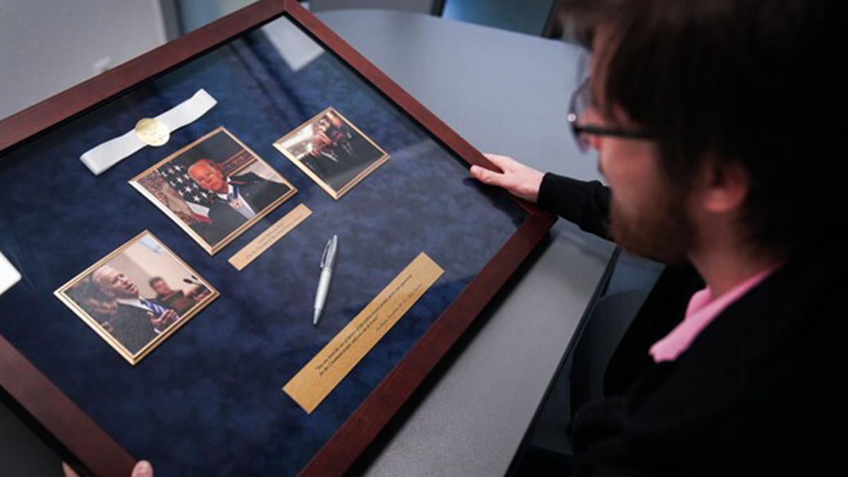 Іменну ручку Джо Байдена пустили з молотка на благодійному аукціоні в Україні