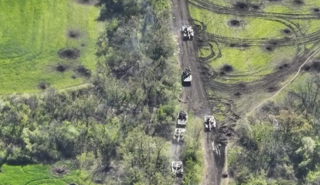 ЗСУ показали знищення колони російської бронетехніки з висоти пташиного польоту: відео