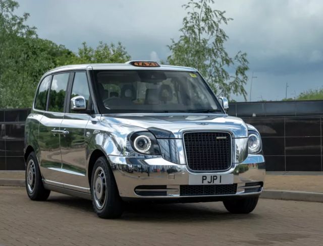 Компанія LEVC підготувала до платинового ювілею Єлизавети II ефектні таксі - фото 506676