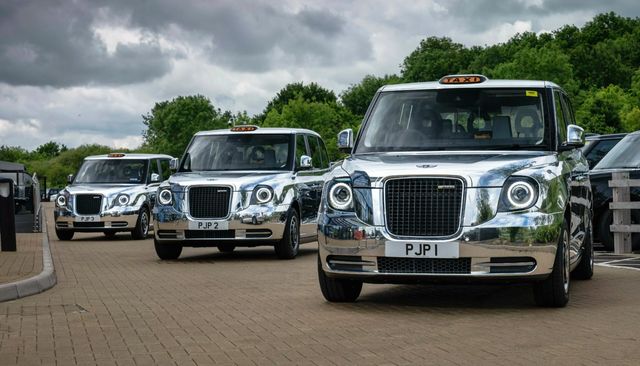Компанія LEVC підготувала до платинового ювілею Єлизавети II ефектні таксі - фото 506677