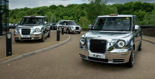 Компанія LEVC підготувала до платинового ювілею Єлизавети II ефектні таксі - фото 506678