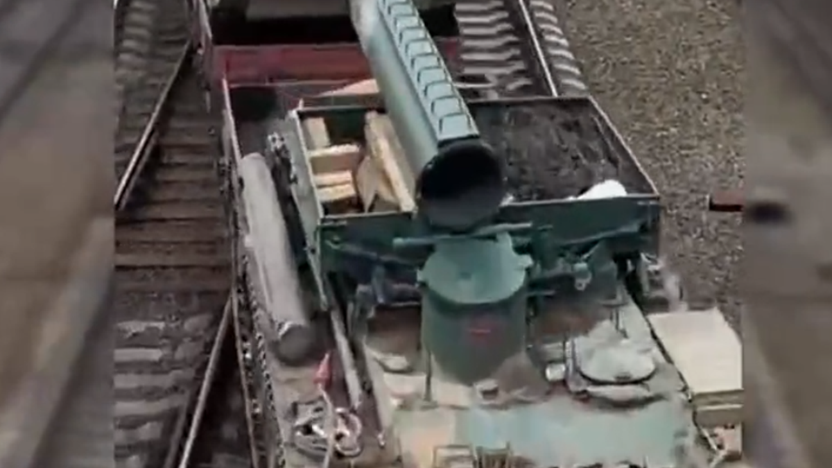 У Білорусі зняли на відео ешелон військової техніки, який прямує на на кордон з Україною