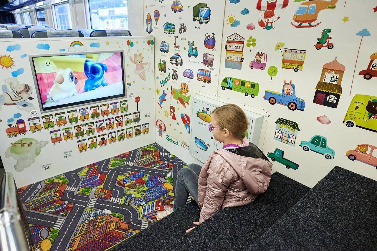 Укрзалізниця відкрила дитячий кінотеатр в одному з потягів "Інтерсіті" - фото 1