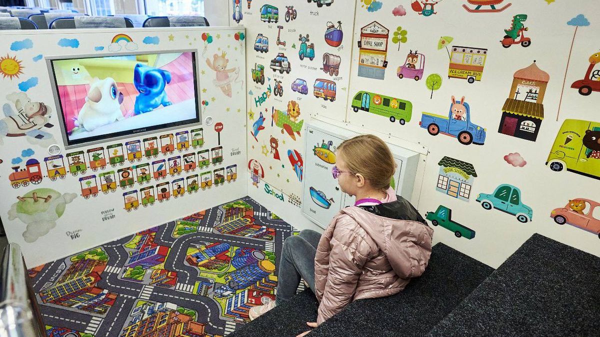 Укрзалізниця відкрила дитячий кінотеатр в одному з потягів "Інтерсіті" - фото 1