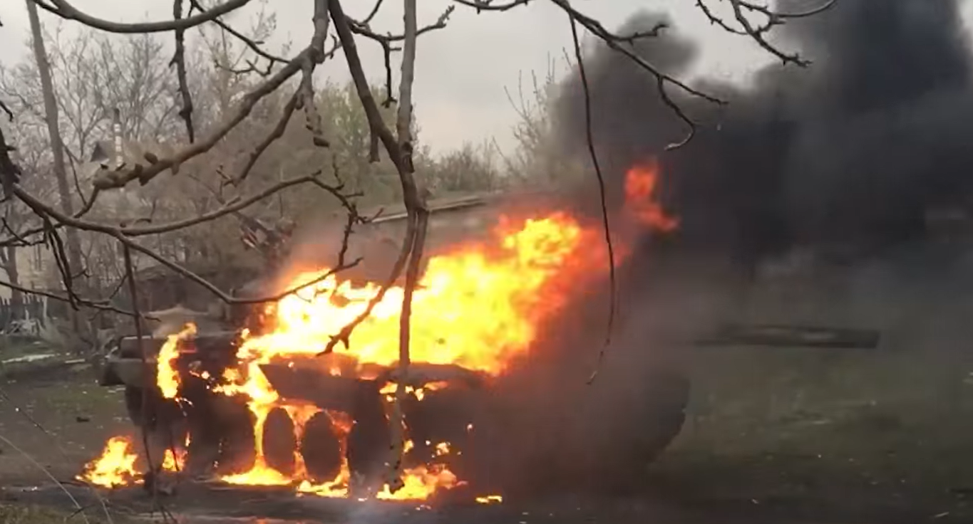 "Хочу танк": прикордонники показали епічне відео з палаючою технікою окупантів (18+)