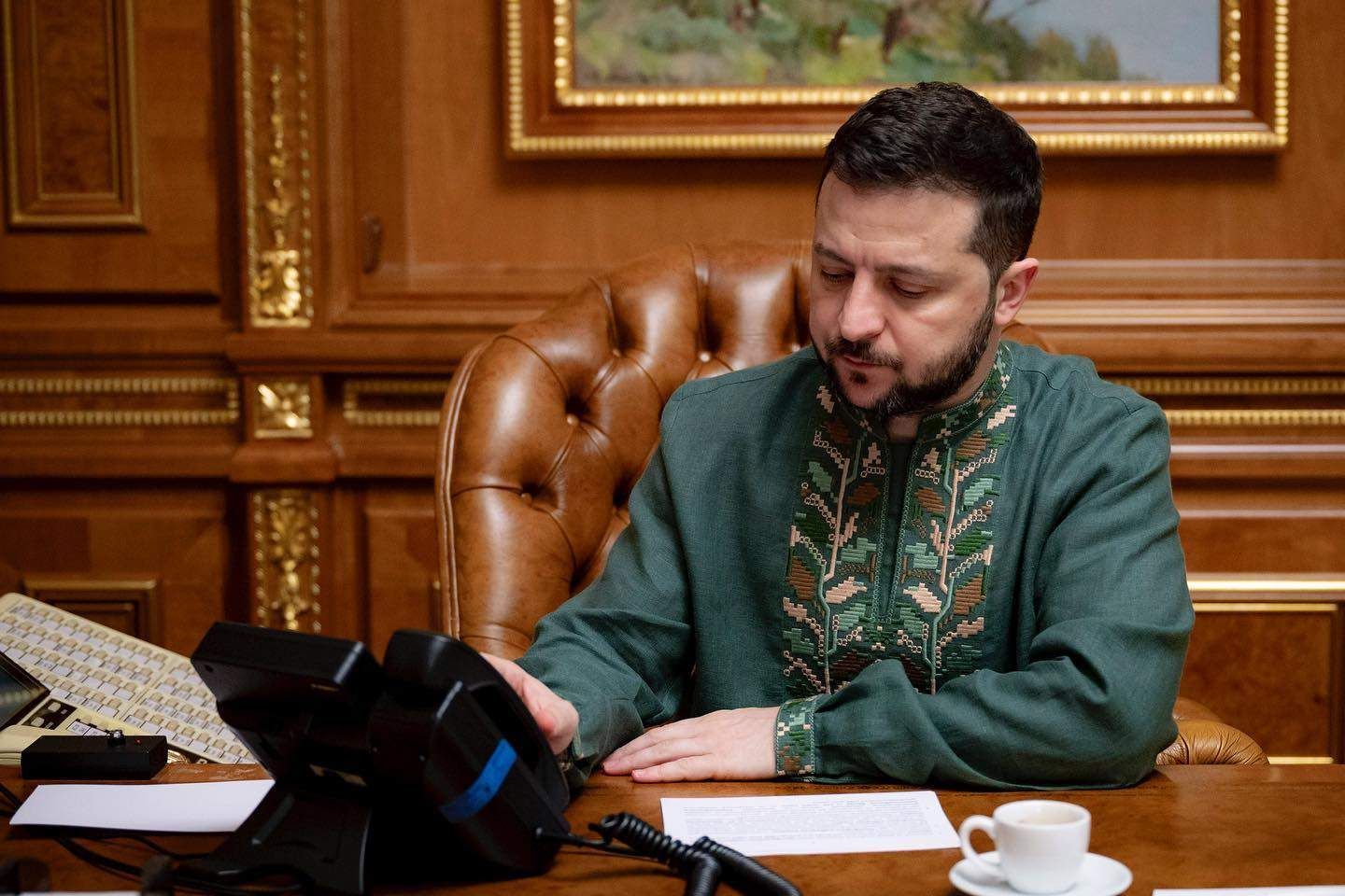 Сорочку, у якій Зеленський був на День вишиванки, продали на аукціоні за велику суму