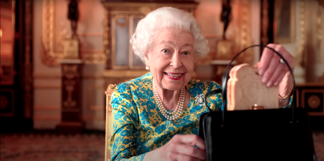 Що в сумці у королеви: Єлизавета II знялась в кумедному відео з ведмедиком Паддінгтоном