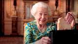 Що в сумці у королеви: Єлизавета II знялась в кумедному відео з ведмедиком Паддінгтоном