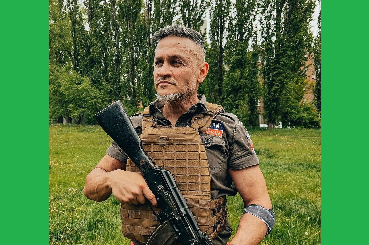 Ектор Хіменес-Браво вивчає військову справу - фото 1