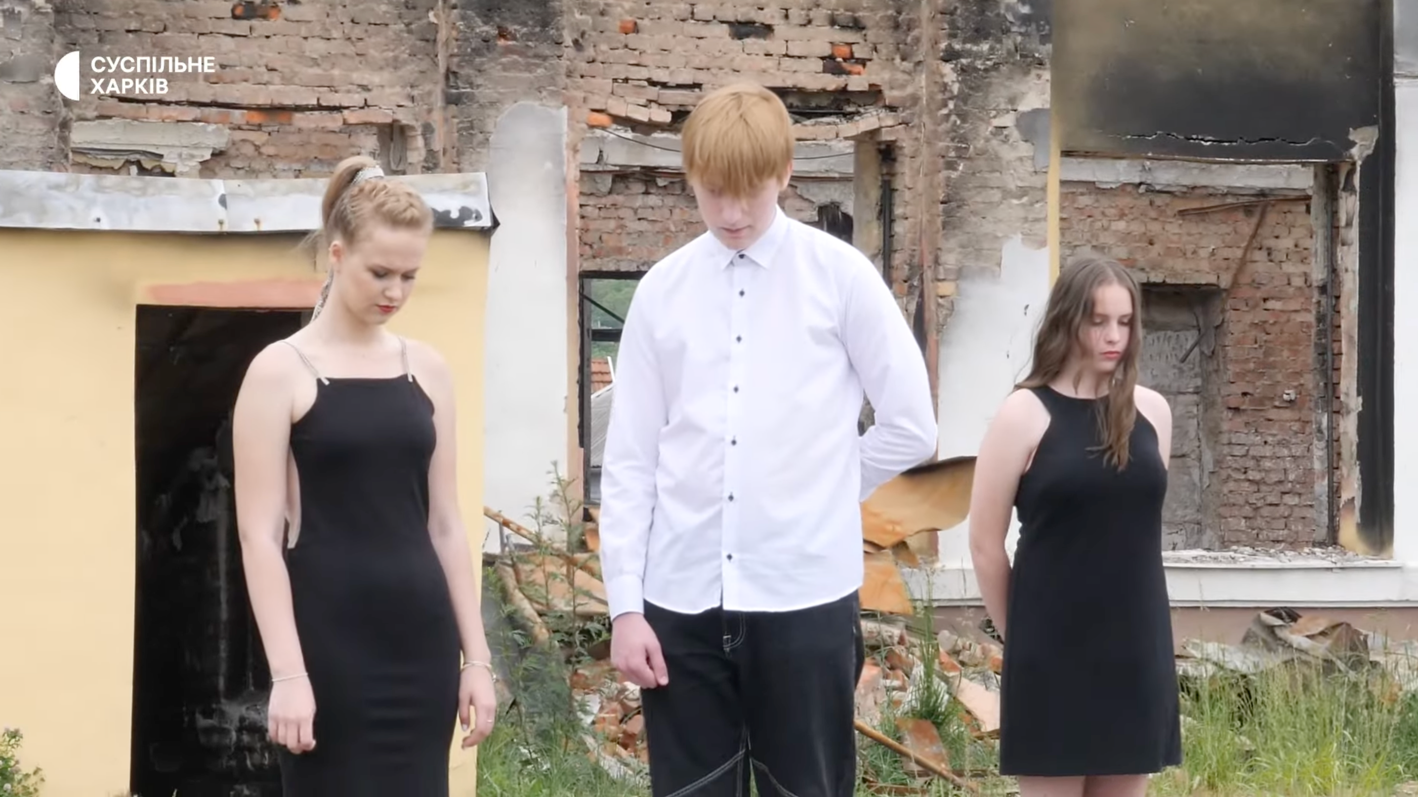 У Харкові випускники станцювали вальс на руїнах своєї школи: зворушливе відео